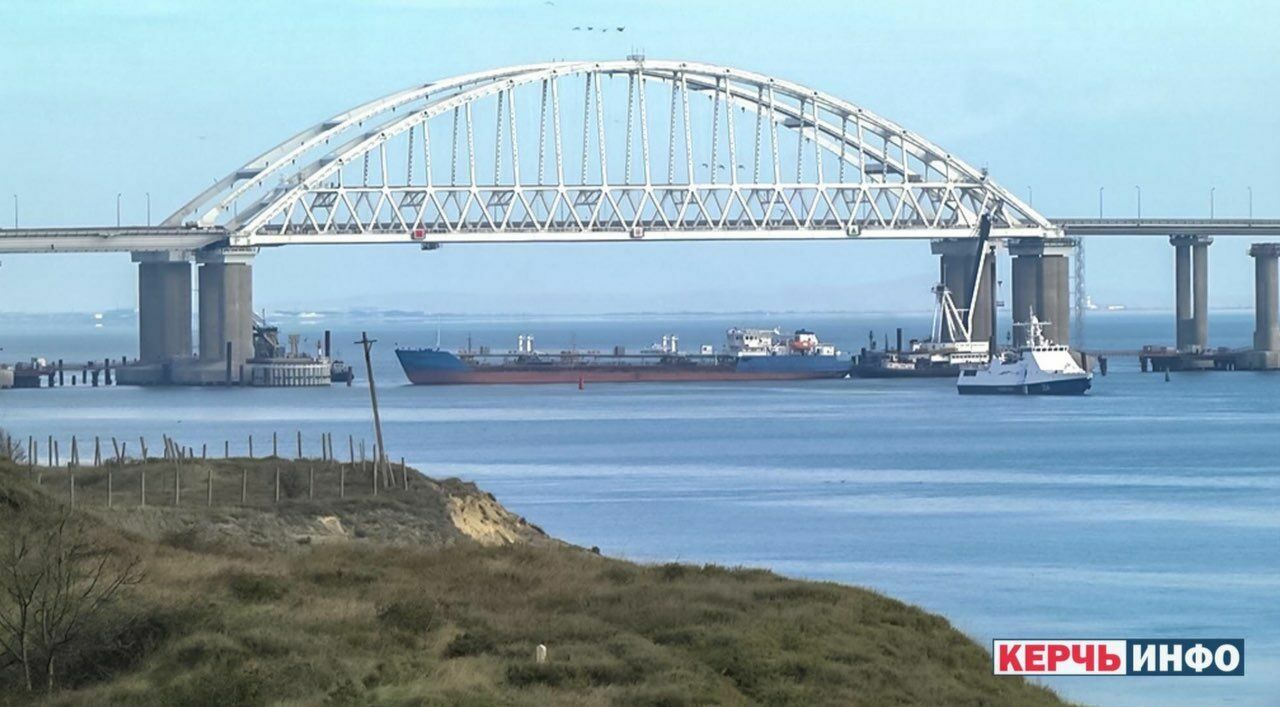 Проход под арками Крымского моста перекрыли сухогрузом. Рядом дежурят корабли Погранслужбы ФСБ России. 
