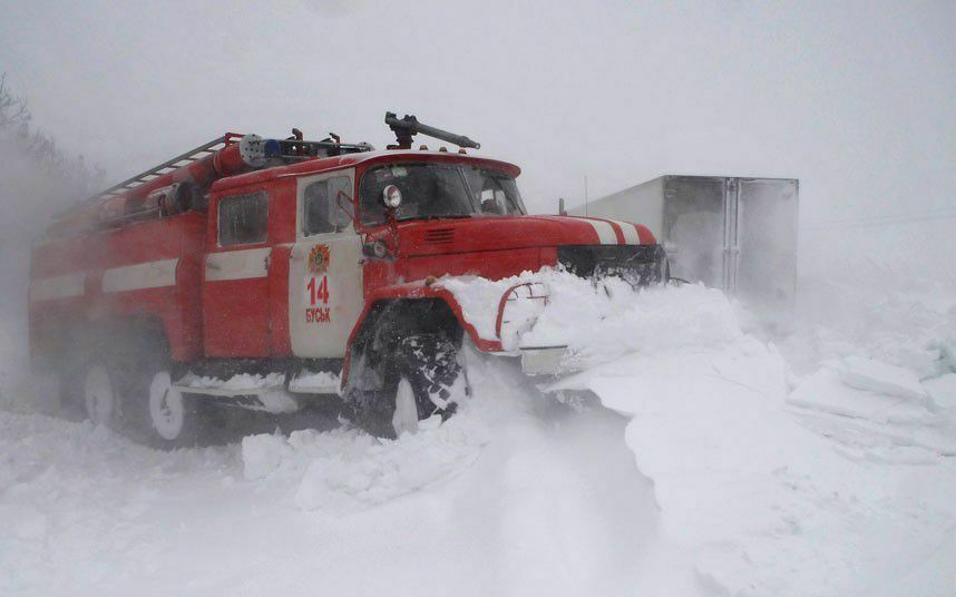 В Екатеринбурге пожарные машины застряли в непролазных сугробах