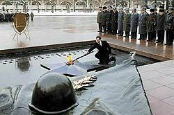 Президент вернул Вечный огонь на могилу Неизвестного солдата