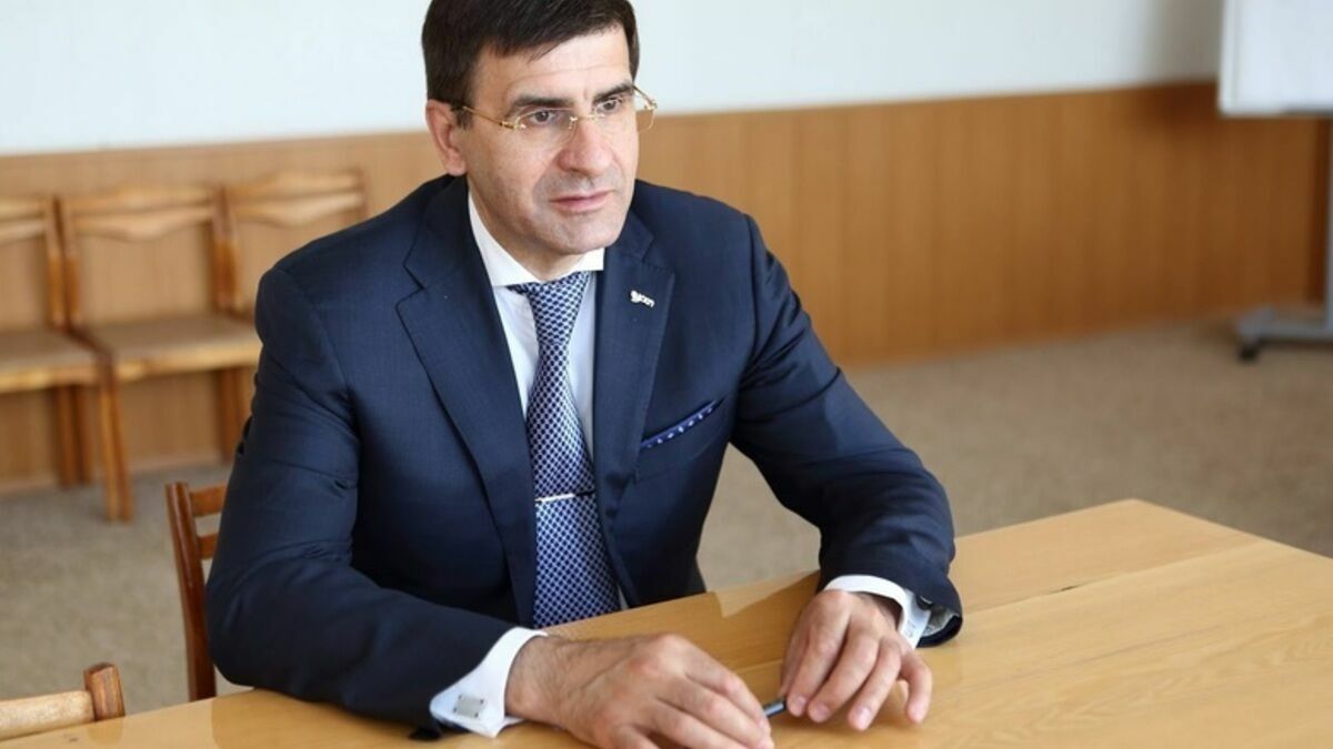 Омский депутат премирует свою дочь на 300 тыс рублей