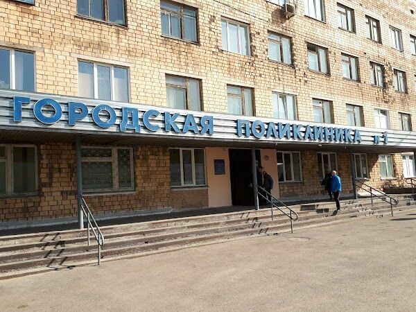 Житель Красноярска запер у себя дома и избил врача