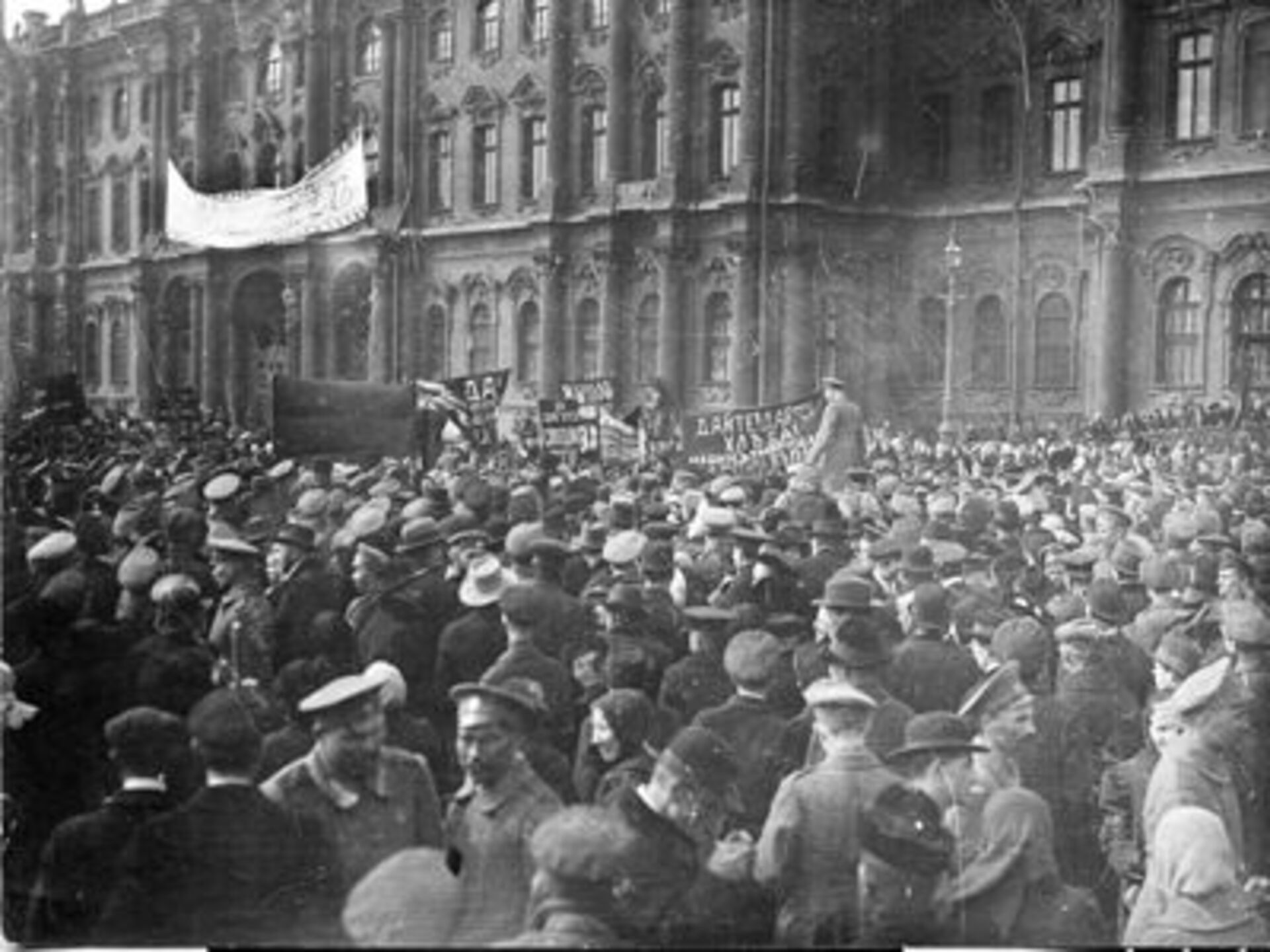 Эпоха 3 революций. Митинг революция 1917. Демонстрации в Петербурге 1917. Митинги 1917 года. Демонстрация в Петербурге 1917 года.