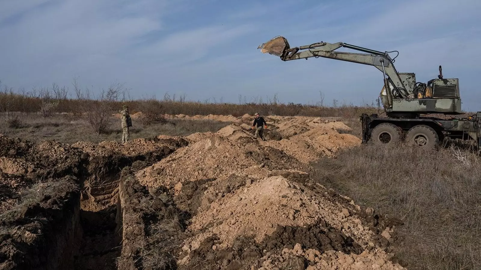 Две тысячи километров окопов, траншей и других укреплений намерена возвести Украина к лету 2024 года