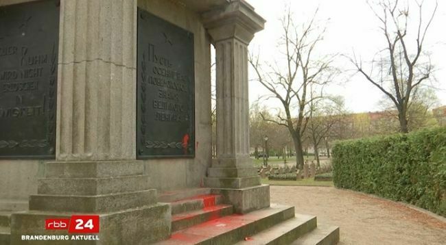В Потсдаме вандалы облили краской монумент на советском кладбище