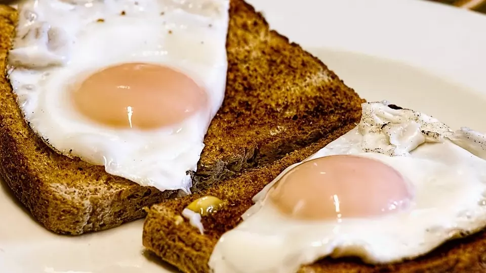 Исследования показывают, что употребление яиц может помочь контролировать аппетит и способствовать потере веса