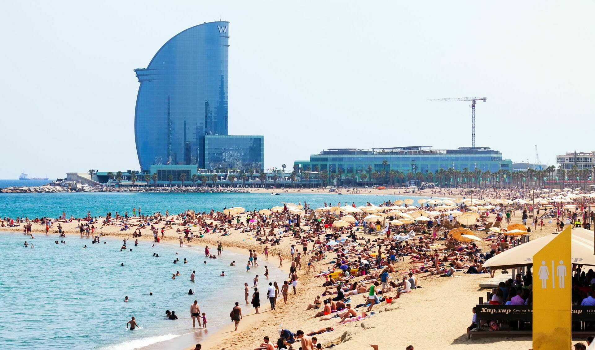 Барселона запретила курение на всех своих пляжах