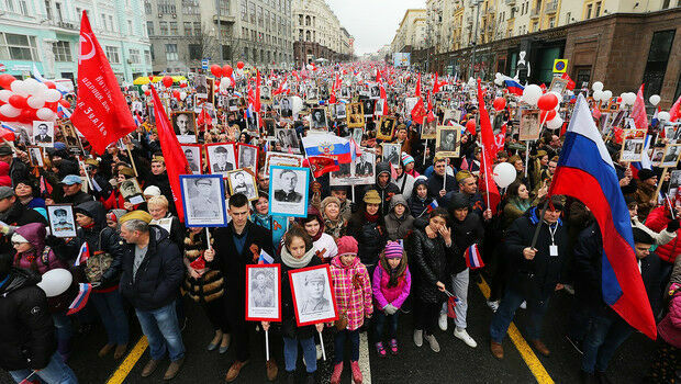 В шествии "Бессмертного полка" в Москве участвуют более 750 тысяч человек