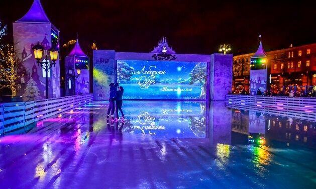 Новогодние селфи москвичей покажут на экранах по всему городу