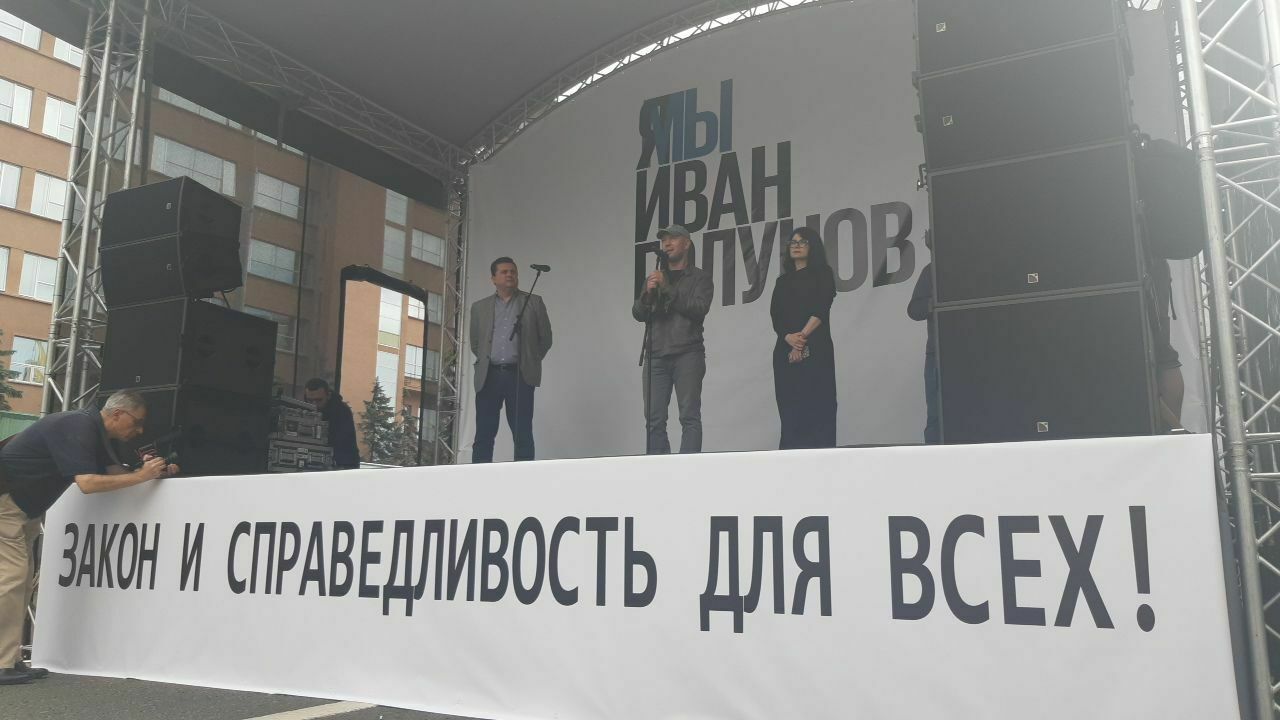 Перед участниками митинга на проспекте Сахарова выступает ведущий программы "Время покажет" на Первом канале Анатолий Кузичев, который говорит, что "устал от войны".