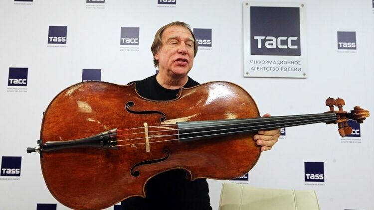 Ролдугин сыграл для журналистов на виолончели за 12 млн долларов