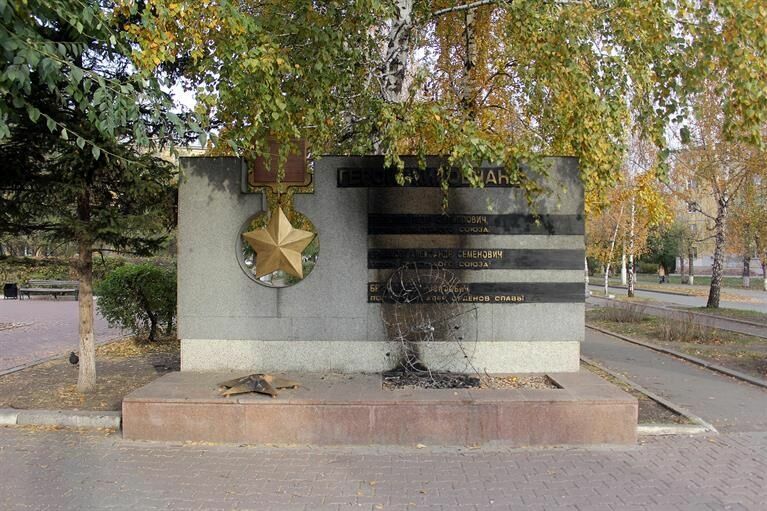 В Красноярске вандалы повредили памятник героям войны