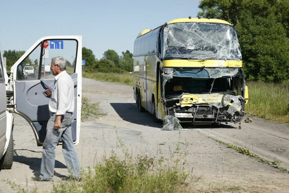 В Хабаровском крае опрокинулся автобус с десятками пассажиров