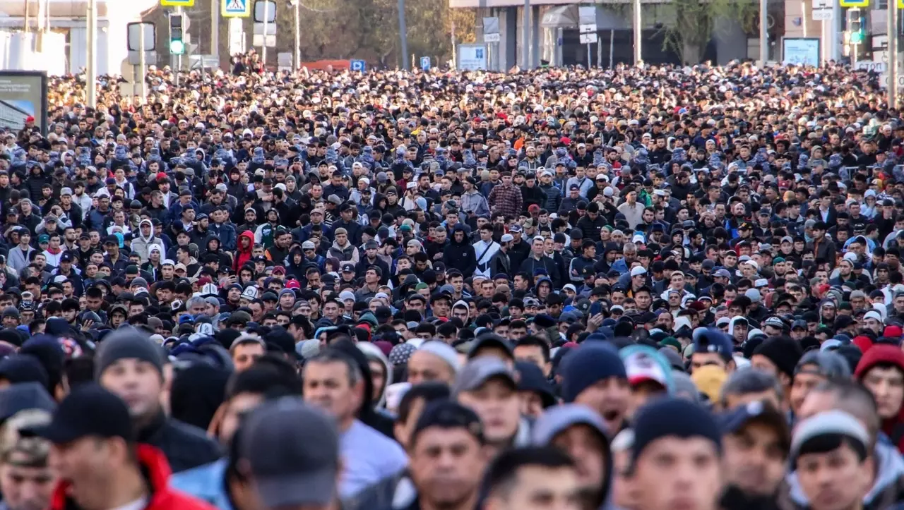 Тысячи мусульман на Соборной площади в Москве во время празднования Ураза-байрама, 2023 год