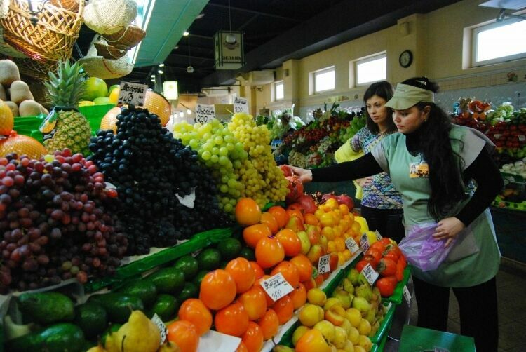Московским магазинам позволят продавать на улице цветы, мороженое и фрукты