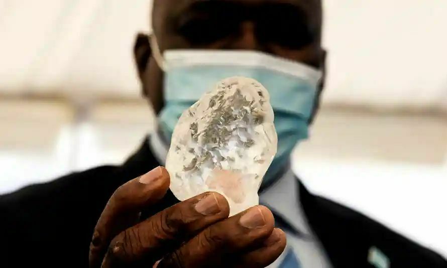 Президент Ботсваны Мокветси Масиси с алмазом в руках