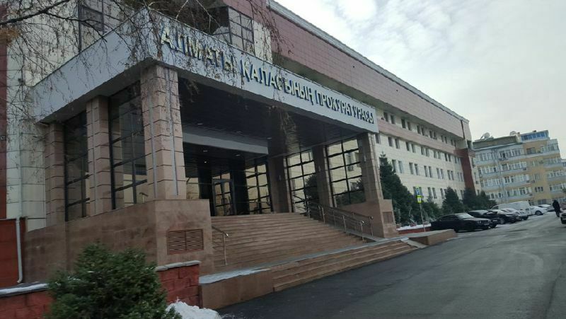 Протестующие в Алма-Ате подожгли здание прокуратуры (ВИДЕО)