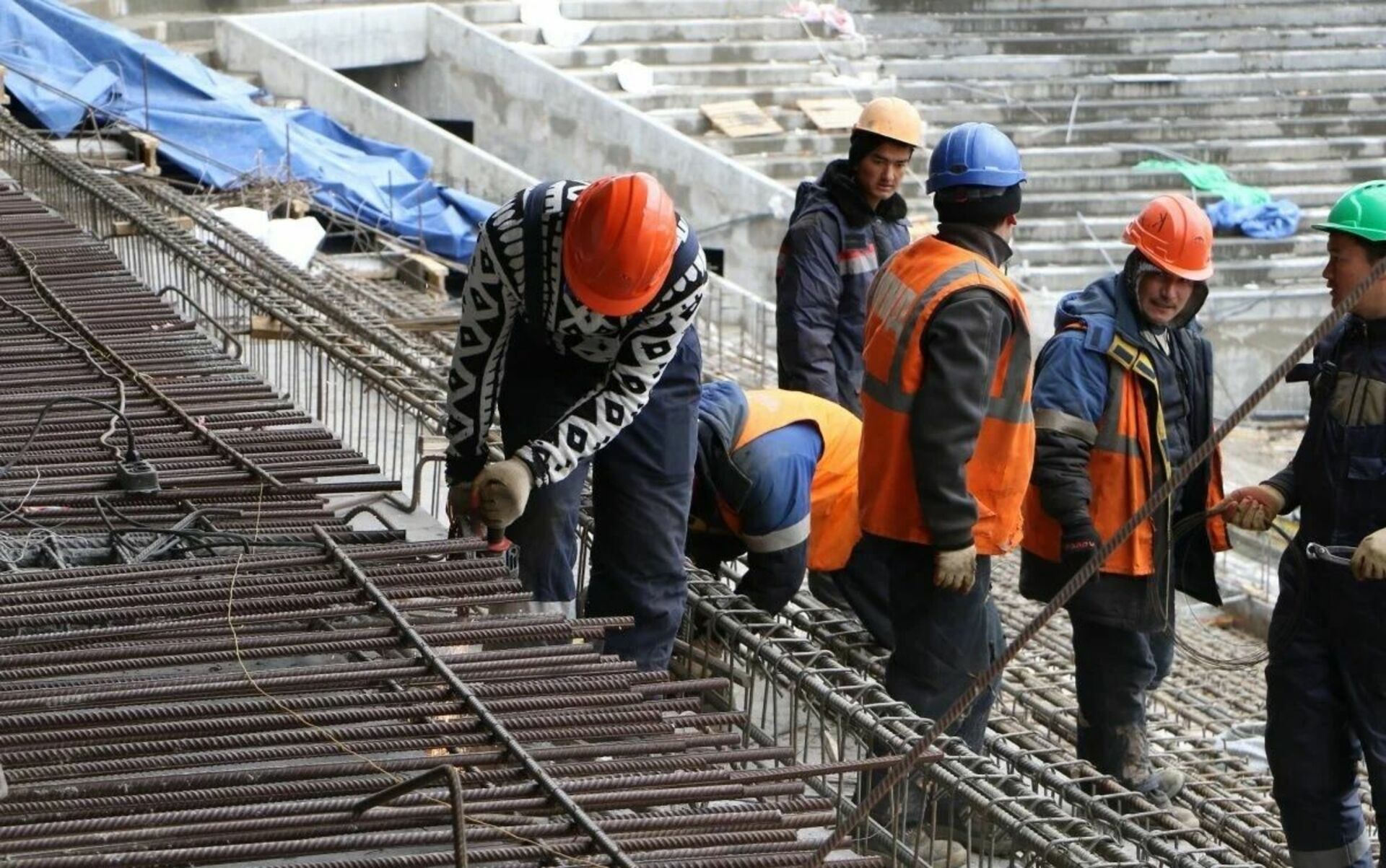Иностранцы работают в россии. Мигранты Таджикистан в России на стройке. Мигранты строители. Трудовые мигранты в России. Рабочие мигранты.
