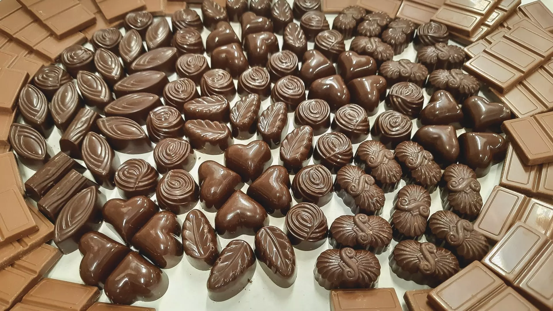 Сластёны, готовьте кошельки: с 1 декабря в России резко подорожает шоколад