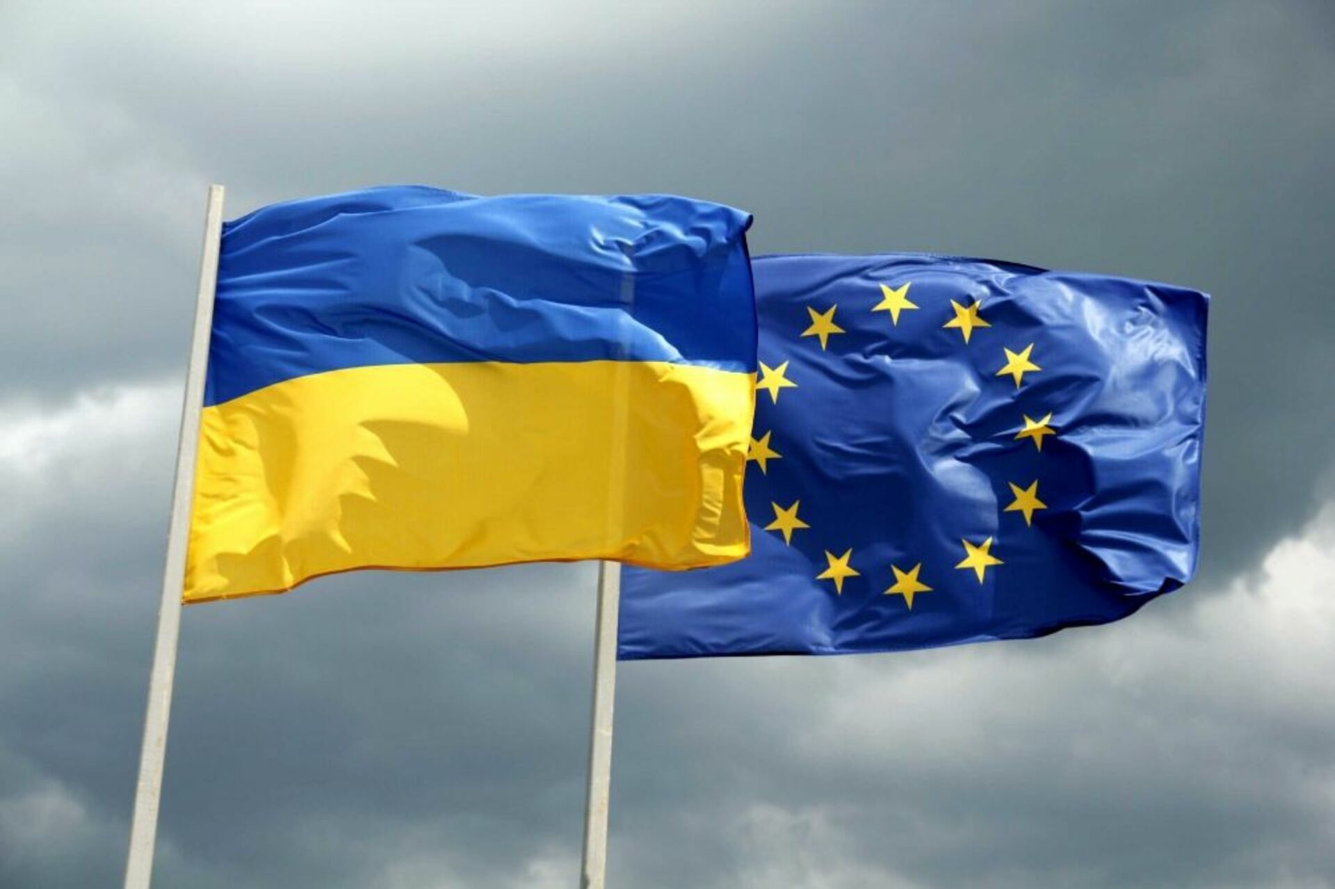 Украина принята в евросоюз. Украина и Европейский Союз. Флаг Украины и ЕС. Флаг Украины и Евросоюза. Украина Европа флаг.