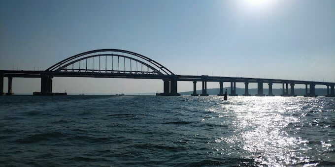 Автомобилистов предупредили о временном ограничении проезда по Крымскому мосту