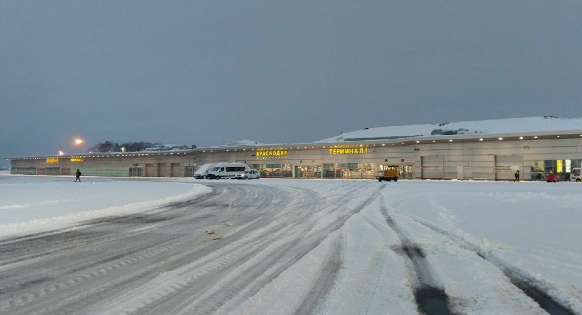 В Краснодаре закрыли аэропорт из-за ливневого снегопада