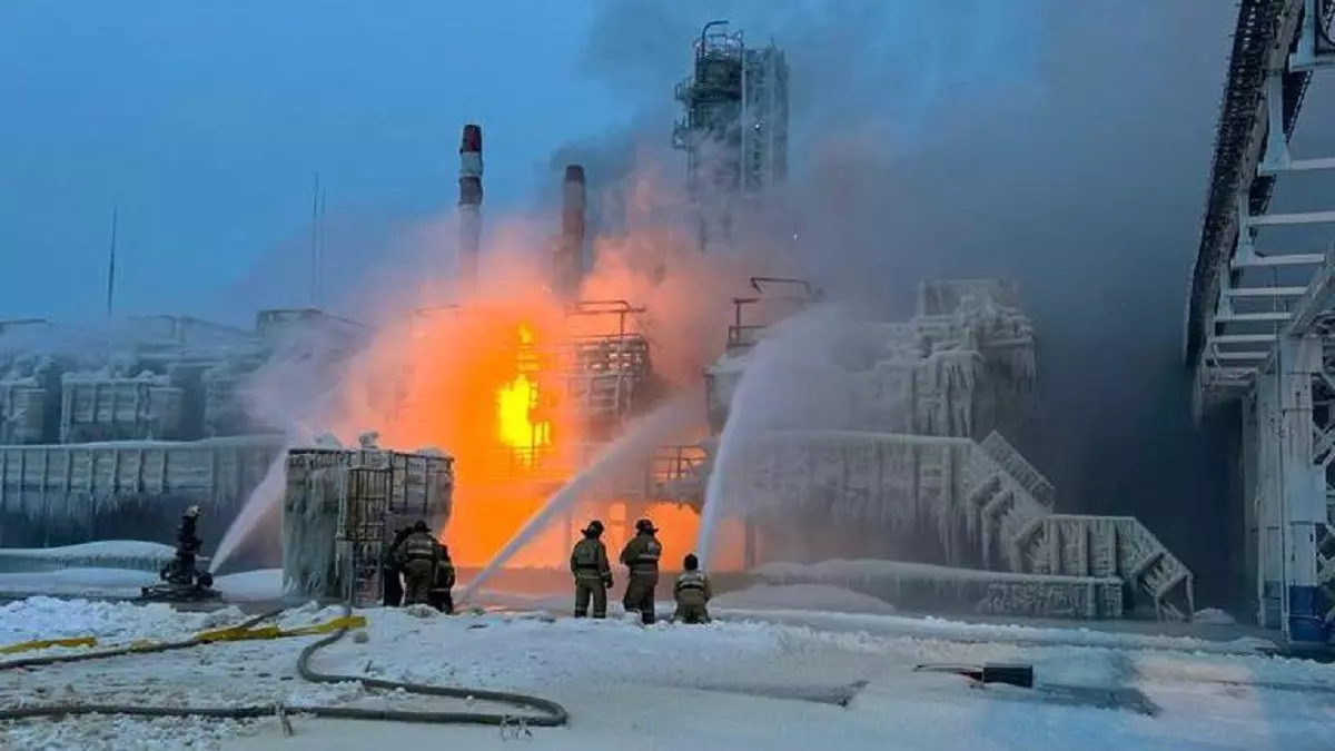 На терминале «Новатэка» в порту Усть-Луга разгорелся крупный пожар.