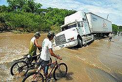 Жители Центральной Америки бегут от наводнений