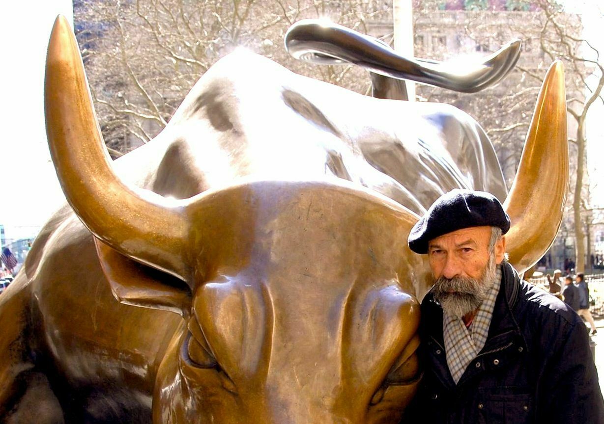 Умер автор скульптуры атакующего быка с Уолл-стрит