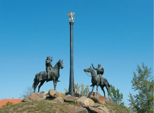 Памятник Беле IV и хану Котяну в городе Карцаг, близ Будапешта
