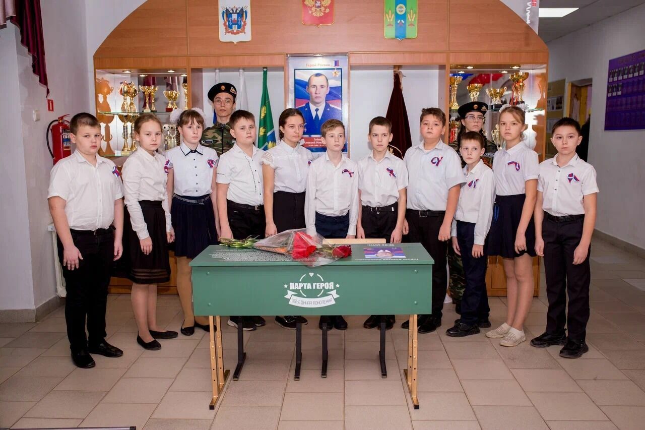 Парта героя в одной из российских школ