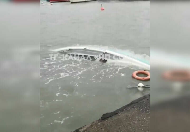 В Сочи из-за шторма частная яхта потерпела крушение