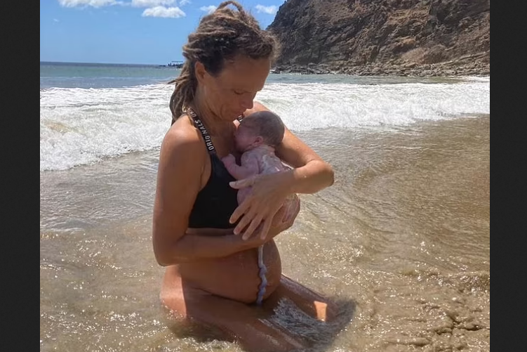 Видео женщины, рожающей ребенка в Тихом океане, стало вирусным в соцсетях
