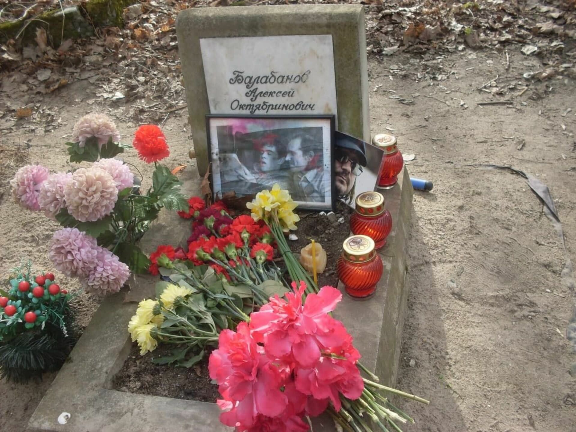 Похоронили режиссера. Могила Алексея Балабанова на Смоленском. Могила Алексея Балабанова на Смоленском кладбище. Могила Алексея Балабанова.