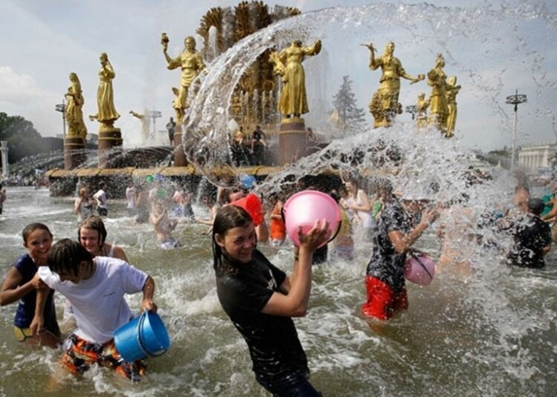 Лето 2010 года в россии. Лето 2010 жара в Москве. Лето 2010 года аномальная жара. Аномальная жара в Москве 2010. Аномальная жара 2010 года в России.