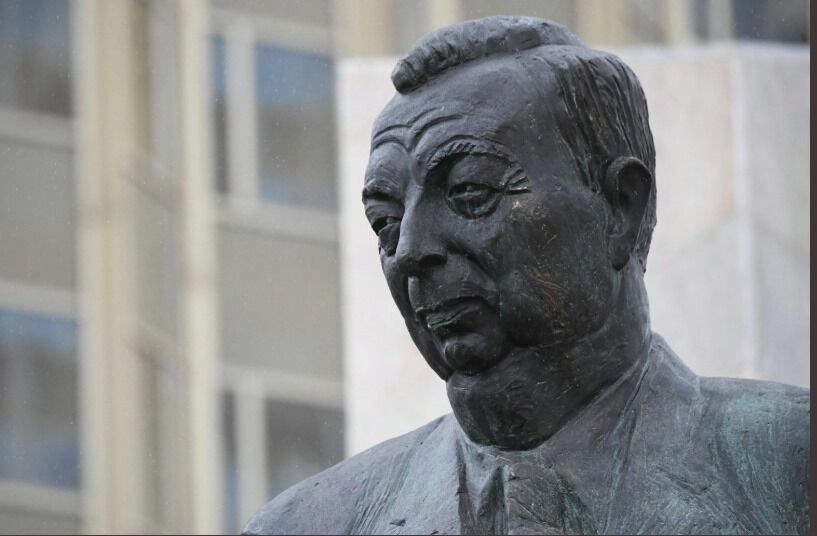 То ли Горький, то ли Хлестаков: в Сети обсуждают памятник Примакову