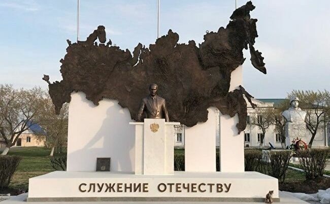 В курганском селе открыли, а потом демонтировали памятник Путину