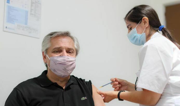 У сделавшего прививку "Спутником V" президента Аргентины заподозрили коронавирус