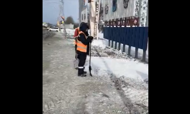 Видео дня: на Сахалине коммунальщики маскировали грязный снег чистым