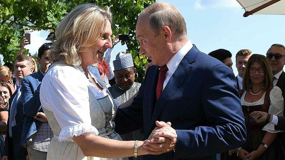 Глава МИД Австрии объяснила, как она пригласила Путина на свою свадьбу