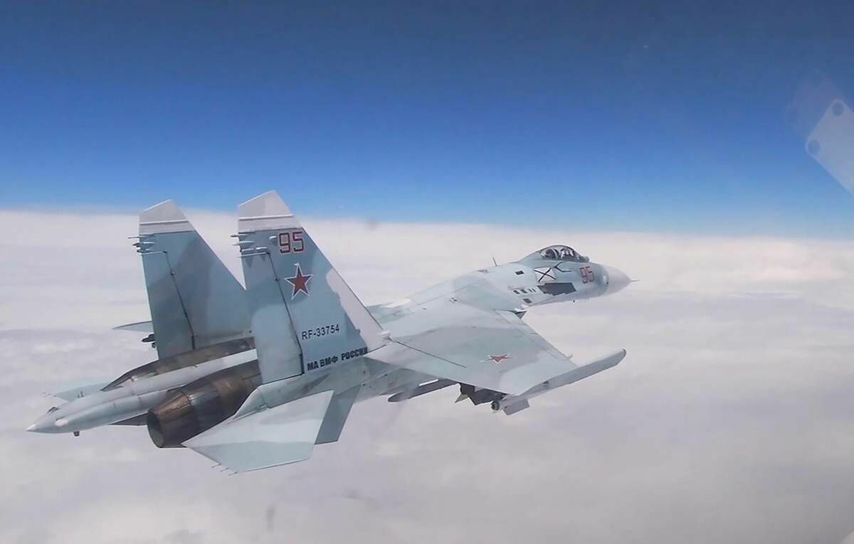 Су-27 перехватили стратегический бомбардировщик США