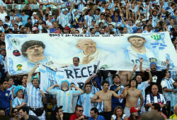 Футболисты Аргентины прислали Папе Римскому футболку с автографами