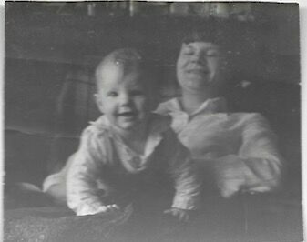 Внучка А.Древина и Н.Удальцовой Екатерина Древина с сыном Петром. 1978 год