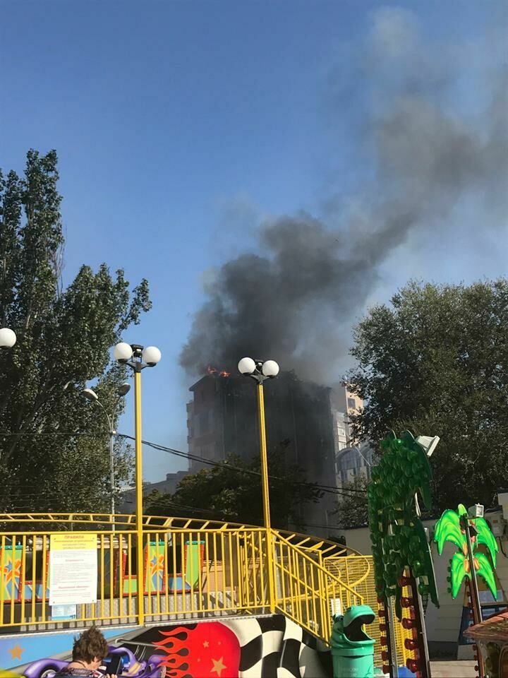 В Ростове-на-Дону сгорела десятиэтажная гостиница, есть жертвы