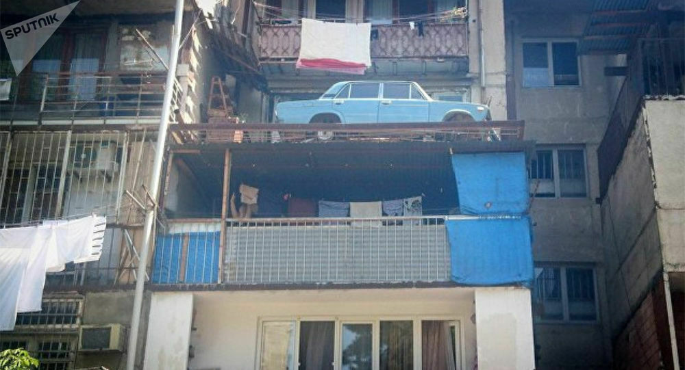 В Грузии сняли с балкона простоявшие на нём четверть века "Жигули"