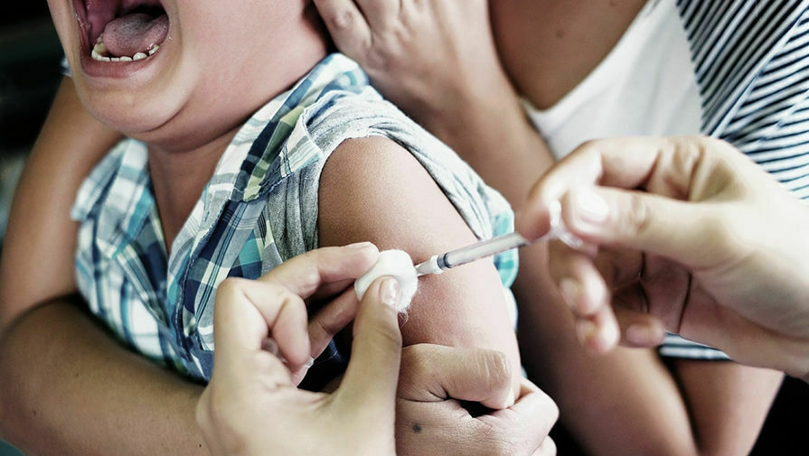 Политика выше здоровья: спешка с вакцинацией граждан России очень опасна