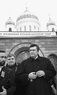 И примкнувший к ним Янукович...
