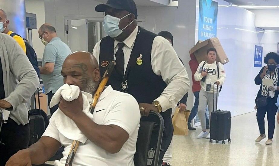 Майк Тайсон замечен в аэропорту Майами в инвалидном кресле