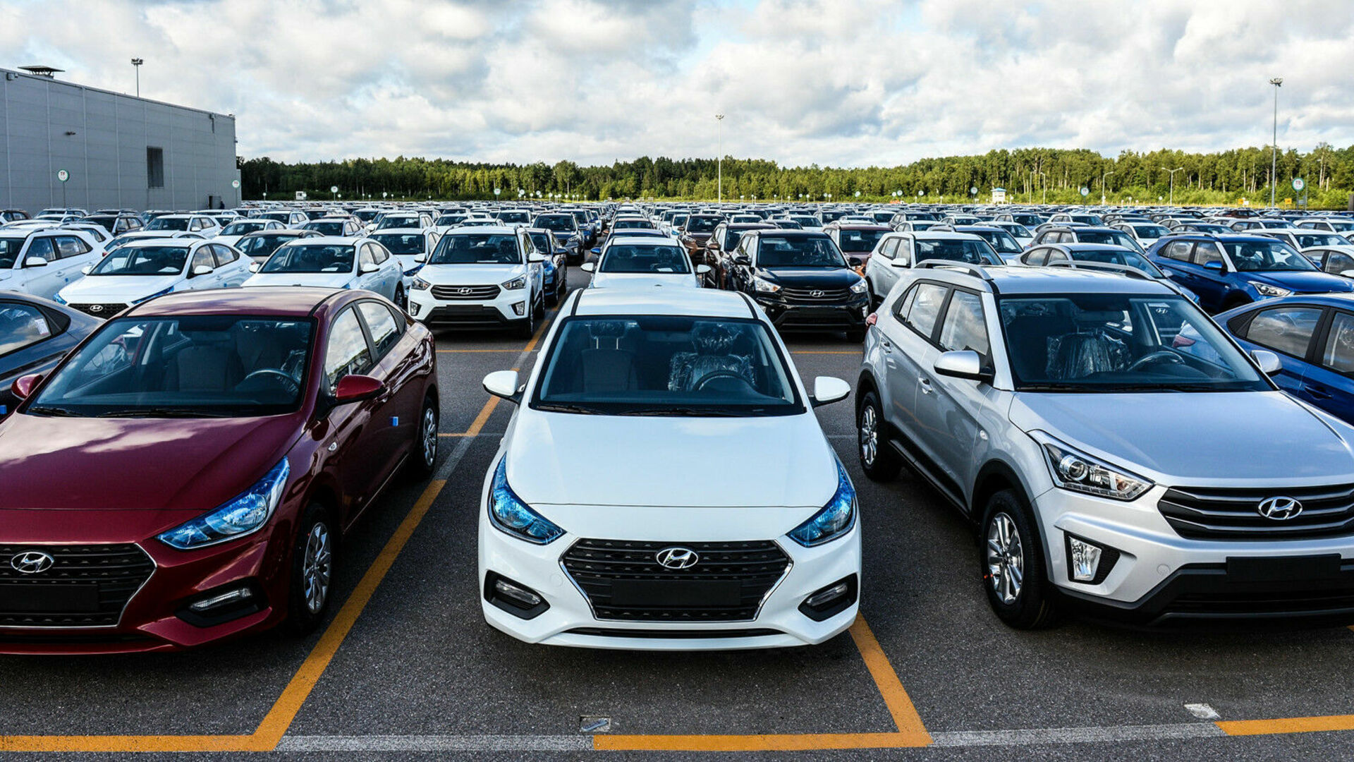 Какие машины можно будет купить. Hyundai Solaris 2023. Много автомобилей. Много автомобилей Хендэ. Hyundai много машин.