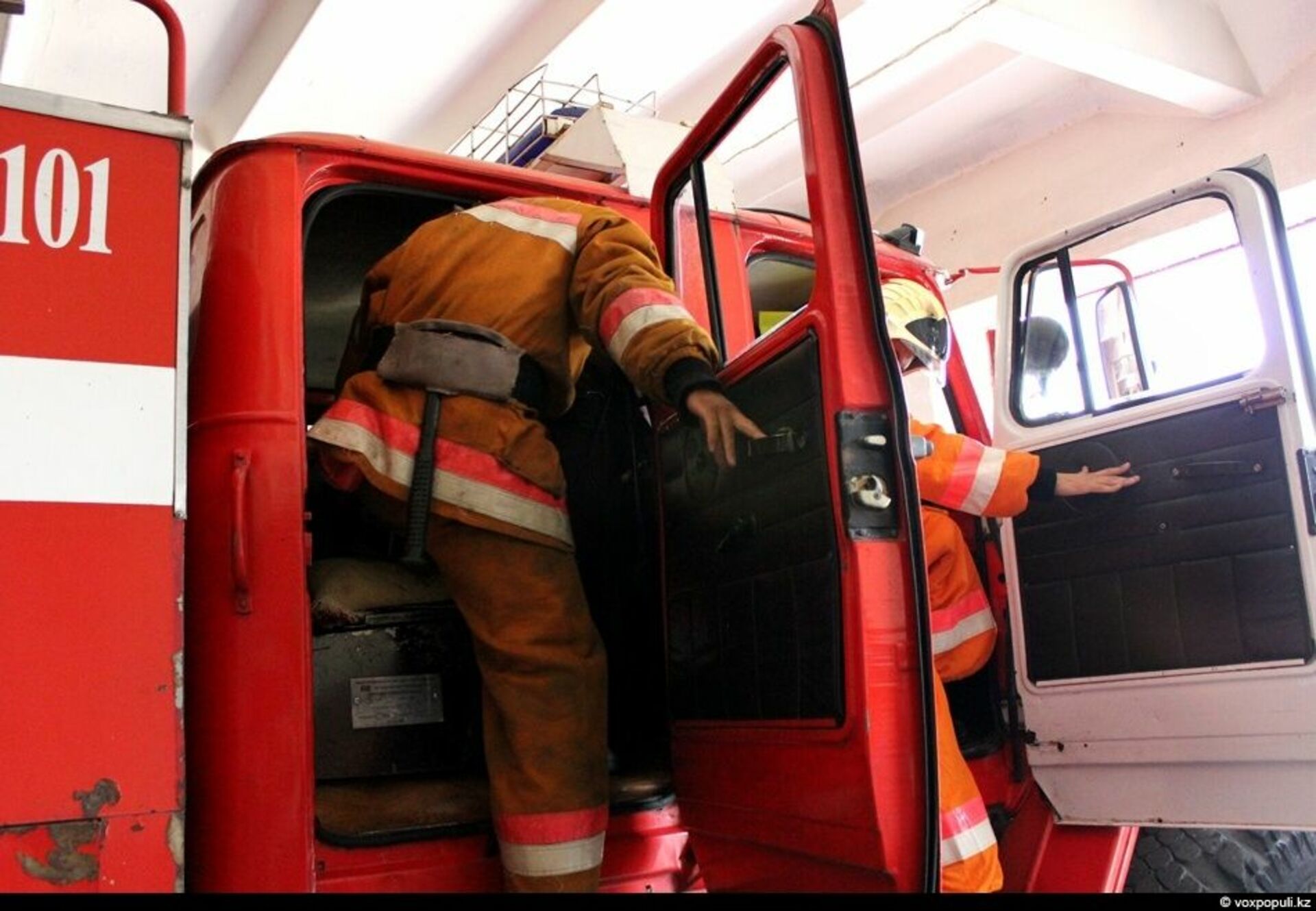 Сборы пожарных по тревоге. Выезд пожарной машины. Выезд к месту пожара. Выезд на пожар. Выезд пожарной машины на пожар.