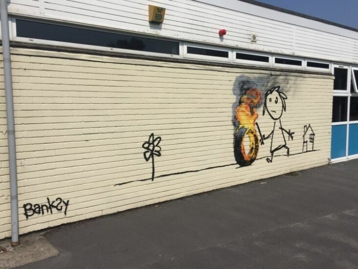 Бэнкси нарисовал граффити на стене школы в родном городе Бристоле